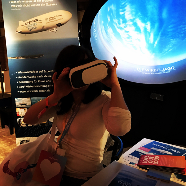 Eine Besucherin taucht mit der VR-Brille in die Küstenforschung ab. Foto: HZG/Gesa Seidel