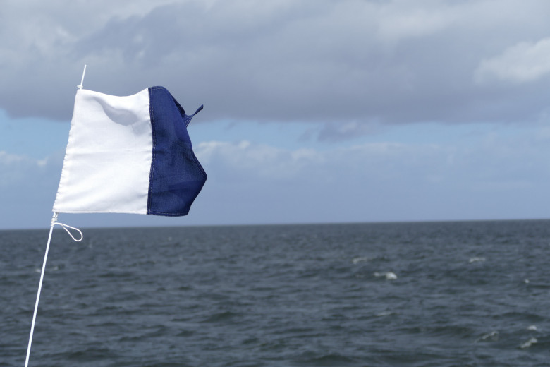 Die blau-weiße Flagge zeigt an, dass hier getaucht wird. Foto: HZG/Seidel