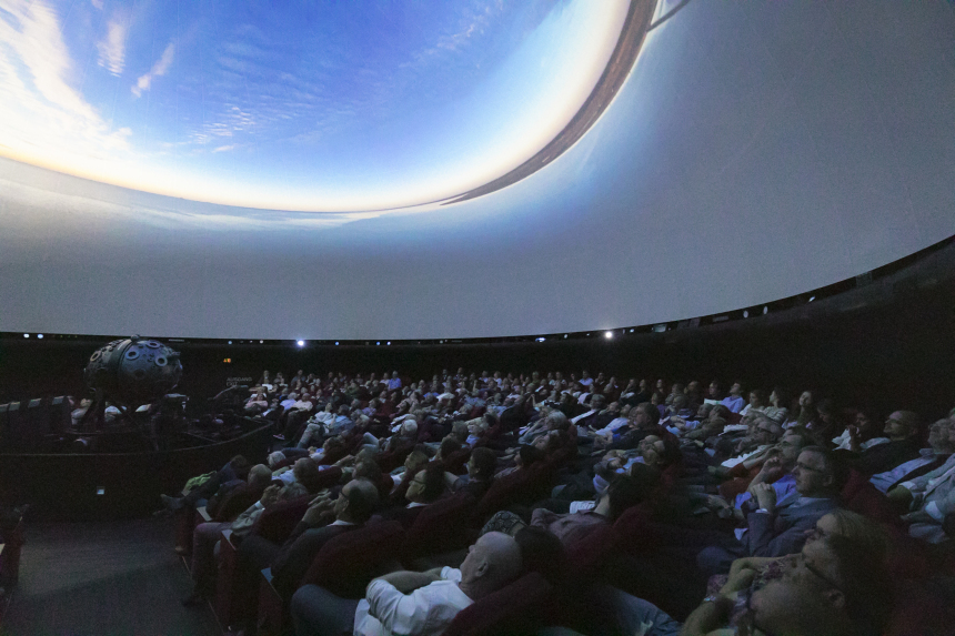 Ein Blick in die Kuppel, die Zuschauer schauen gebannt den Film: Die Wirbeljäger